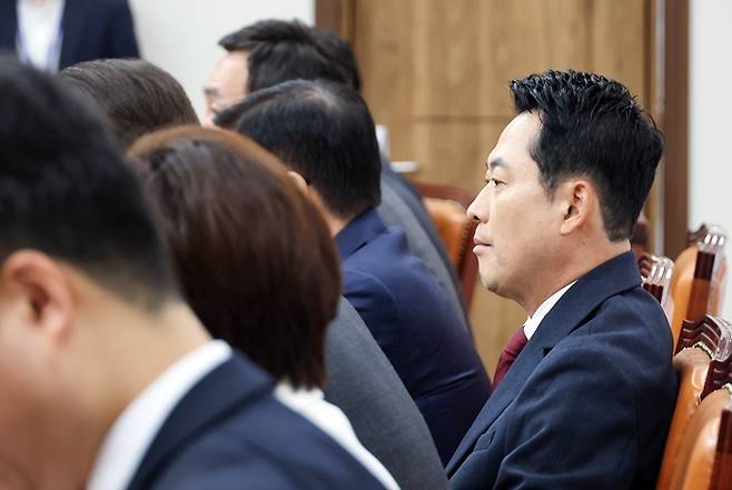 국민의힘 장동혁 대표가 18일 국회에서 열린 최고위원회의에서 잠시 생각에 잠겨 있다./연합뉴스