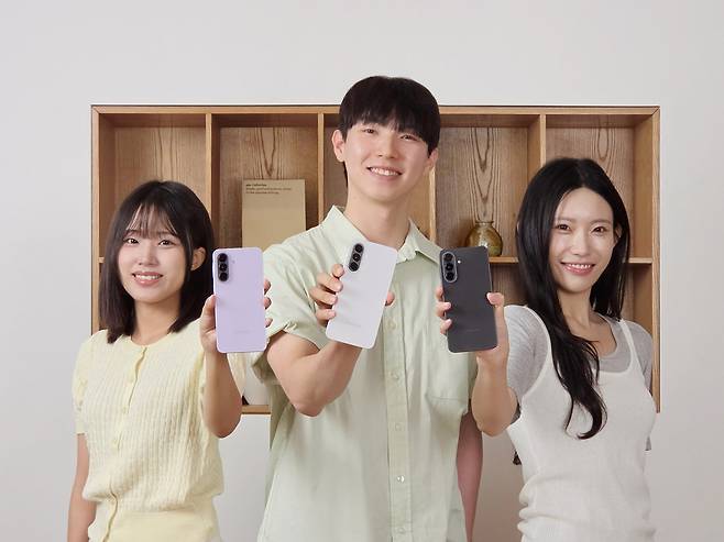 삼성전자 모델들이 새롭게 출시한 '갤럭시 A37 5G'를 소개하는 모습(사진=삼성전자)