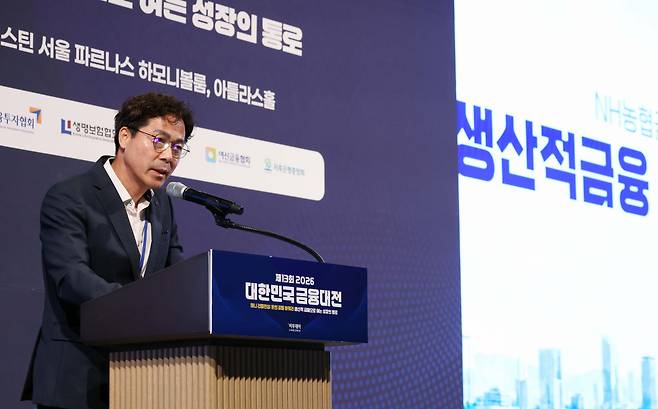 박찬규 NH농협금융지주 기획조정부장이 18일 서울 강남구 웨스틴 서울 파르나스 호텔에서 열린 ‘2026 대한민국 금융대전’에서 ‘NH농협금융 생산적 금융 사례’를 주제로 발표하고 있다. 이투데이 주최로 올해 13회를 맞이한 ‘2026 대한민국 금융대전’은 우리나라 경제 자본의 방향을 다시 설계해야 하는 전환점에서 국가 차원의 ‘생산적 금융 리밸런싱’과 개인 차원의 ‘머니 리밸런싱’을 함께 조망하는 자리다. 정책 방향과 금융기관의 실행 전략, 시장 구조의 변화, 개인 투자자의 참여까지를 하나의 흐름 속에서 살펴보며 한국 금융이 나아가야 할 새로운 균형점을 모색한다. 신태현 기자 holjjak@