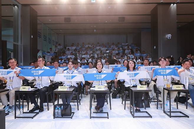 한성숙 중소벤처기업부 장관이 서울특별시 마포구 스타트업‧벤처 캠퍼스(SVC)에서 열린 ‘모두의 창업 1기 출범식’에서 참석자들과 기념촬영을 하고 있다.(사진제공=중소벤처기업부)