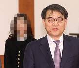 지난 2020년 3월 당시 청와대에서 임명장을 받은 노태악 대법관과 부인이 환담장으로 이동하고 있다 (사진=연합뉴스)