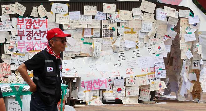 14일 서울 송파구 올림픽공원 핸드볼경기장 일대에 6·3 지방선거 투표용지 부족 사태를 규탄하는 개표소 봉쇄 시위 참가자들이 적은 손피켓들이 붙어 있다.(사진=방인권 기자)