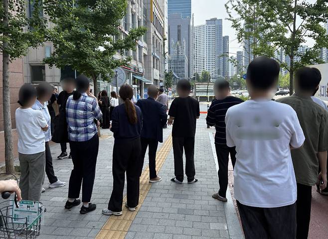 18일 오후 2시 46분께 서울 송파구 올림픽공원 인근에서 도시가스 유출 사고가 발생했다. 현재까지 인명피해는 확인되지 않았고, 인근 4개 건물에서 130여 명이 스스로 대피했다. 가스 유출 장소 인근인 9호선 한성백제역 3, 4번 출구도 출입이 통제됐다. 다만 역이 폐쇄된 것은 아니며, 열차도 정상 운행 중이다. 사진은 대피 중인 시민들 모습. (사진=연합뉴스)