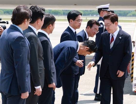 G7 정상회의와 유럽 순방을 마치고 귀국한 이재명 대통령이 18일 성남 서울공항에서 환영나온 더불어민주당 정청래 대표와 인사하고 있다. 〈사진=연합뉴스〉