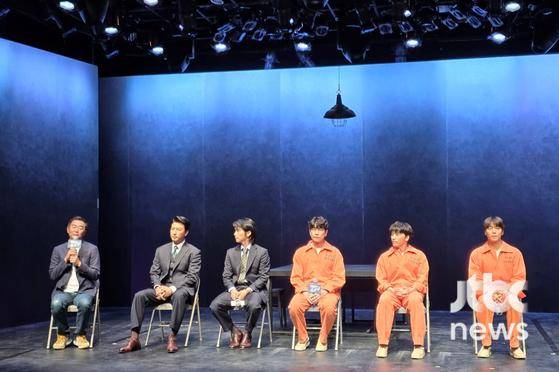 18일 서울 대학로 예스24스테이지 3관에서 열린 연극 '댄포스가 옳았다' 프레스콜에 장진 연출과 배우 박건형 강승호 고상호 김한결 이현우가 참석했다. 〈사진=JTBC엔터뉴스 DB〉