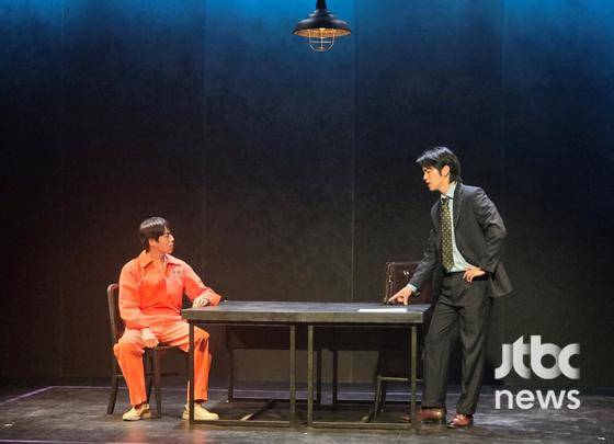연극 '댄포스가 옳았다(극·연출 장진)'가 18일 서울 대학로 예스24스테이지 3관에서 프레스콜을 진행한 가운데, 배우 깅승호와 이현우가 주요 장면을 시연하고 있다. 〈사진=JTBC엔터뉴스 DB〉