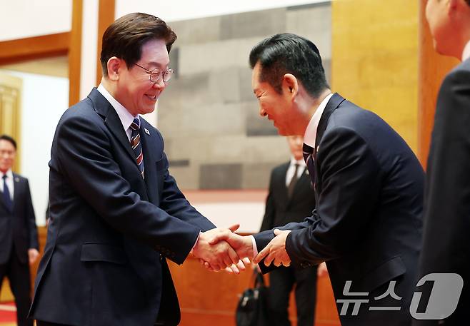 이재명 대통령과 정청래 더불어민주당 대표가 지난 4월 청와대에서 열린 여야정 민생경제협의체 회담 및 오찬에서 악수하고 있다. (청와대통신사진기자단) 2026.4.7 ⓒ 뉴스1 이재명 기자