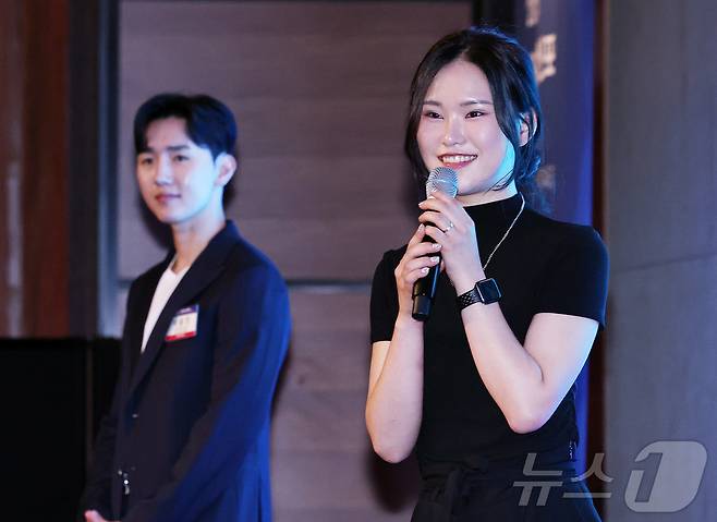 '두쫀쿠의 어머니' 김나리 제과장이 18일 서울 여의도 콘래드호텔에서 열린 '2026 뉴스1 미래유통혁신포럼'(RFIF 2026)에서 인사말을 하고 있다. 왼쪽은 이윤민 아워포지티비티 대표. 2026.6.18 ⓒ 뉴스1 구윤성 기자