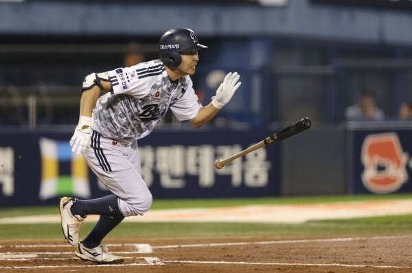18일 서울 잠실구장에서 열린 2026 신한 SOL KBO리그 KT 위즈와 두산 베어스의 경기. 두산은 정수빈의 대타 출전과 박찬호의 결승 적시타를 앞세워 KT를 2-1로 꺾었다. (두산 정수빈(대타), 1타수 1안타 1득점). /사진=두산 베어스