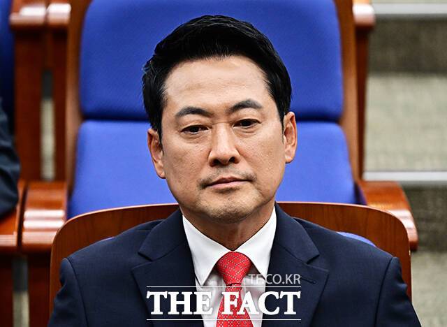 장동혁 국민의힘 대표가 취임 이래 최대 정치적 위기를 맞았다. 사진은 장 대표가 17일 오후 서울 여의도 국회에서 열린 의원총회에 참석하고 있는 모습. /배정한 기자