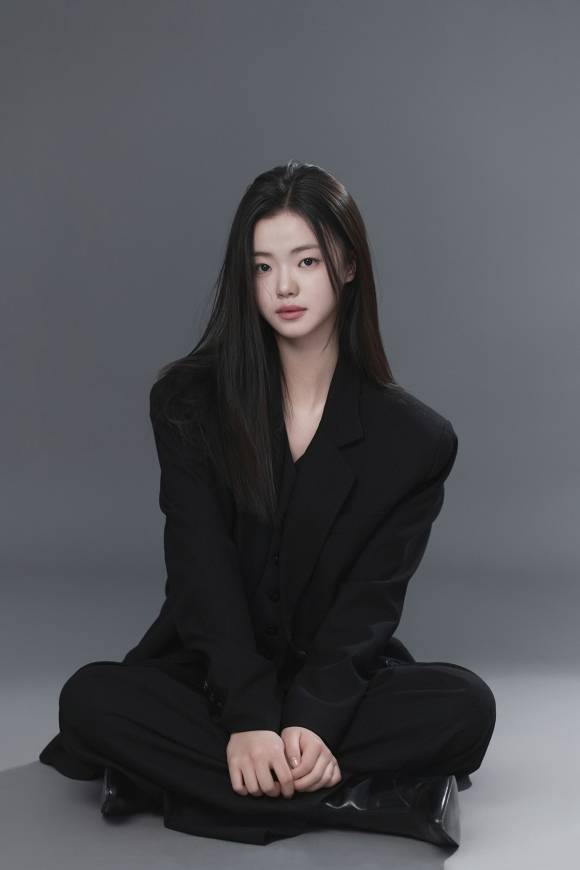 배우 김시아가 바로엔터테인먼트와 전속계약을 체결하고 새로운 행보에 나선다. /바로엔터테인먼트