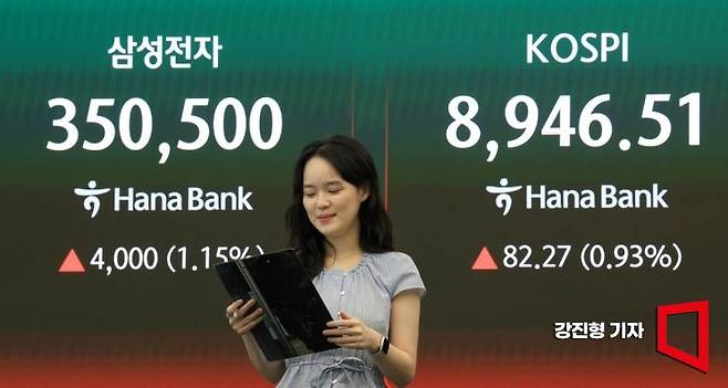 코스피 지수가 장중 사상 최고치를 돌파한 18일 서울 중구 하나은행 본점 딜링룸 전광판에 국내증시 현황이 표시돼 있다. 2026.6.18 강진형 기자