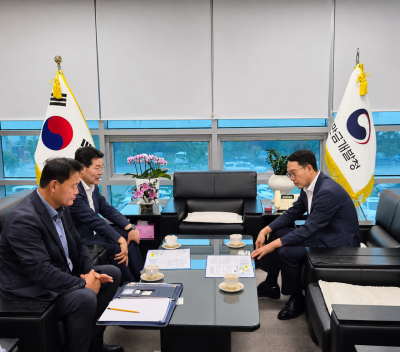 권익현 부안군수는 지난 17일 문성요 새만금개발청장을 만나 새만금 기본계획(MP) 재수립 과정에서 부안권역 RE100 국가첨단산업단지 조성 계획을 반드시 반영해 줄 것을 건의했다. [사진 제공=부안군청]