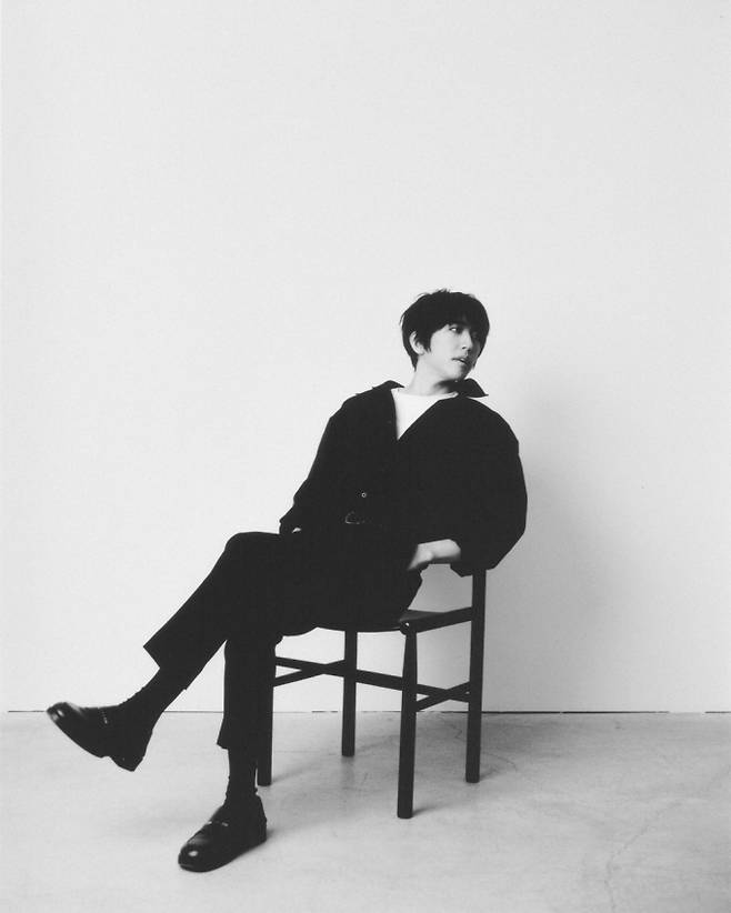 Singer-songwriter Lee Seung-Yoon has unveiled concept photos for his fourth studio album, *Album 0*, foreshadowing the profound musical narrative contained within the new release. This album was completed by reconstructing songs Lee Seung-Yoon worked on 10 years ago, and features a total of 29 tracks, promising to showcase a diverse range of genres.The released concept photos consist of two versions: What to Steal and Tossing and Turning Facade. The black-and-white What to Steal version captures his contemplative inner self, while the dynamic Tossing and Turning Facade version embodies his free energy on stage, displaying contrasting charms.Lyrics from the corresponding songs are included in each photo, emphasizing Lee Seung-Yoons signature lyrical and straightforward style. Through this album, listeners will be able to witness Lee Seung-Yoons expanded musical world, which sings of the diverse emotions of the world.Lee Seung-Yoons fourth studio album, *Album 0*, will be released on various music streaming platforms on the upcoming 26th at 6 PM. Expectations are high regarding what kind of resonance this album, which reinterprets the musical narrative built up over a long period of time, will convey to the public.