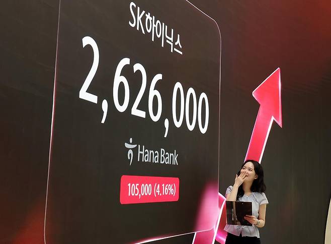 18일 서울 중구 하나은행 본점 딜링룸 전광판에 SK 하이닉스 주가가 표시되고 있다.   이날 코스피는 전일 대비 20.68포인트(p)(0.23%) 오른 8884.92, 코스닥은 전일 대비 2.15포인트(p)(0.21%) 내린 1029.81로 개장했다.   서울외환시장에서 달러·원 환율은 전 거래일 주간거래 종가 대비 11.90원 오른 1525.30원을 기록했다. 2026.6.18 (서울=뉴스1)