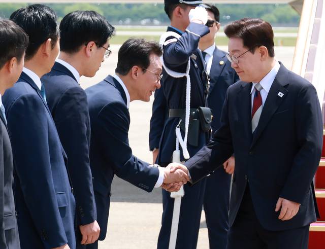 G7 정상회의와 유럽 순방을 마치고 귀국한 이재명 대통령이 18일 성남 서울공항에서 환영나온 김민석 국무총리와 인사하고 있다. [연합뉴스]