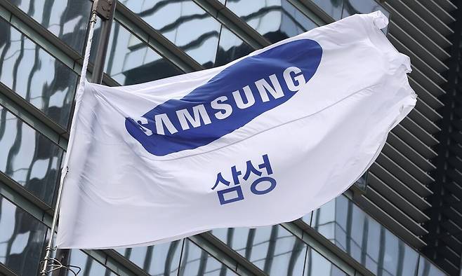 서울 서초구 삼성전자 사옥에서 깃발이 바람에 날리고 있다. 연합뉴스