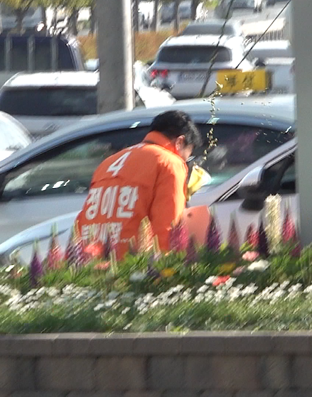4월 27일 부산 금정구에서 선거 운동을 하던 정이한 개혁신당 후보가 음료 투척을 당하고 있다. 정이한 측 제공