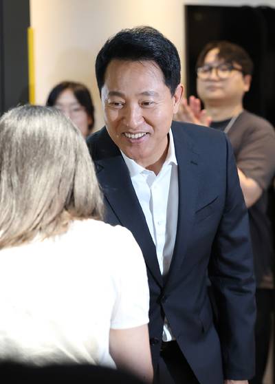 오세훈 서울시장이 18일 서울 성동구 링키지랩에서 열린 서울영커리언스 인턴십 현장소통 간담회에 입장해 참석자들과 인사하고 있다. [사진=연합뉴스]