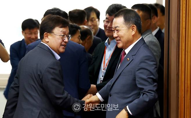 ▲ 강원도의회가 17일 제346회 임시회 제2차 본회의를 끝으로 4년간의 제11대 의정활동을 모두 마무리했다. 본회의가 끝난 후 김시성 도의장이 의원들과 인사를 나누고 있다. 김정호 기자