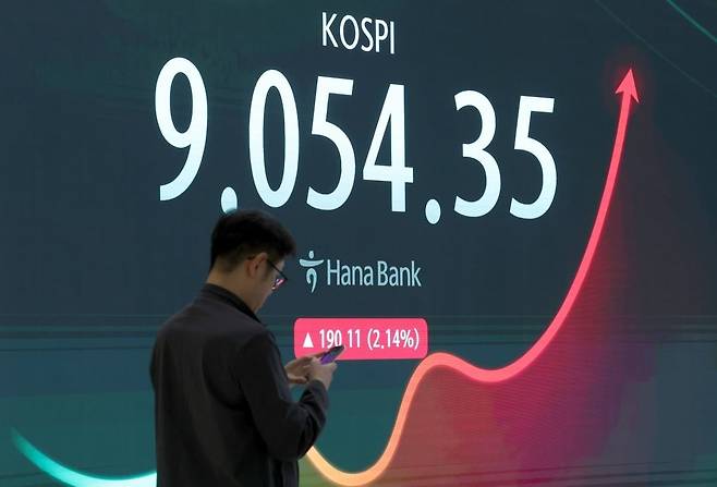 코스피지수가 장중 사상 처음으로 9000을 돌파한 18일 오후 서울 중구 하나은행 본점 딜링룸 전광판에 코스피 지수가 표시되고 있다. 문경덕 기자
