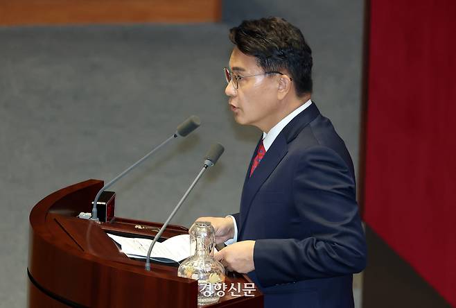 윤상현 ‘투표용지 부족 사태’ 국정조사특위 위원장이 18일 국회 본회의에서 국조계획 제안설명을 하고 있다. 박민규 선임기자