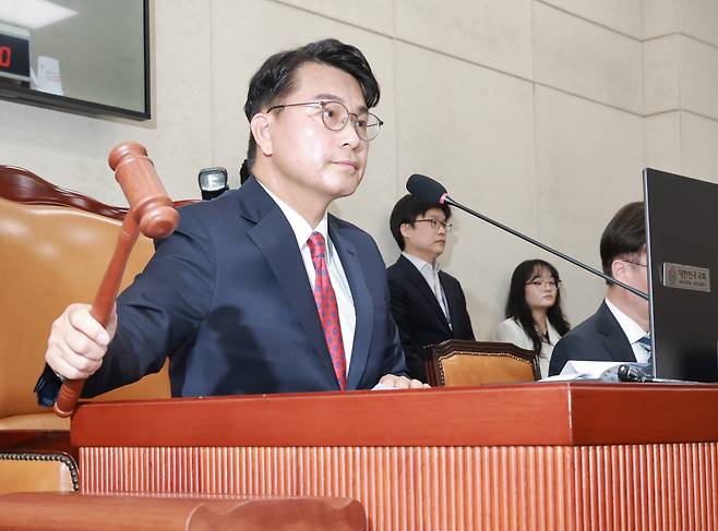 윤상현 국민의힘 의원이 18일 투표용지 부족 사태 국정조사특별위원회 첫 회의를 진행하고 있다. 윤 의원은 국조특위 위원장을 맡았다. 연합뉴스
