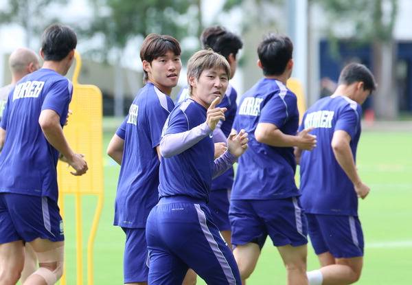 “오늘은 내가 한 골”- 2026 북중미 월드컵 조별리그 멕시코와의 경기를 하루 앞둔 18일(한국시간) 한국 축구대표팀 선수들이 멕시코 과달라하라 인근 사포판의 치바스 바예 베르데에서 훈련을 하고 있다. 멕시코 아기레 감독이 경계 대상 1호로 꼽은 이강인이 카메라를 보고 있다. 연합뉴스