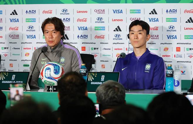 2026 북중미 월드컵에 출전한 한국 축구 국가대표팀의 홍명보 감독이 멕시코전을 하루 앞둔 17일(현지시간) 멕시코 과달라하라 스타디움에서 열린 공식 기자회견에서 질문에 답하고 있다. 연합뉴스