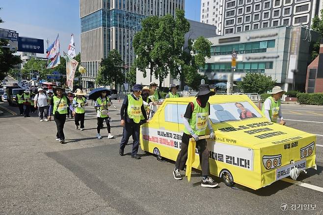 민주노총 공공운수노조 택시지부원들이 18일 오전 인천 남동구 길병원사거리에서 택시기사 처우개선을 요구하는 행진을 하고있다. 박기웅기자