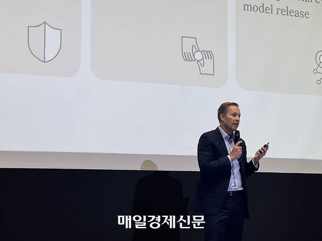 크리스 차우리 앤스로픽 인터내셔널 총괄이 17일 서울 여의도 콘래드 호텔에서 기자간담회를 열고 앤스로픽 서울 오피스 개소를 발표하고 있다. [사진 = 정호준 기자]