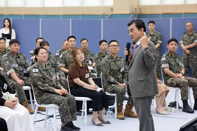 안규백 국방부장관이 6월 18일(목) 오전 육군 제15사단 군인 및 군 가족들과 간담회를 가지고 있다. 안규백 장관은 군 주거정책의 수요자인 군 가족의 의견을 청취하며 군인 가족이 체감할 수 있는 주거정책 발전방안을 논의했다. [국방부]
