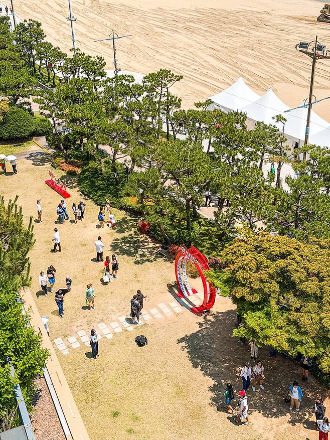 호텔 1층 야외 정원 공간 ‘아리랑 가든’ / 사진=권효정 여행+ 기자