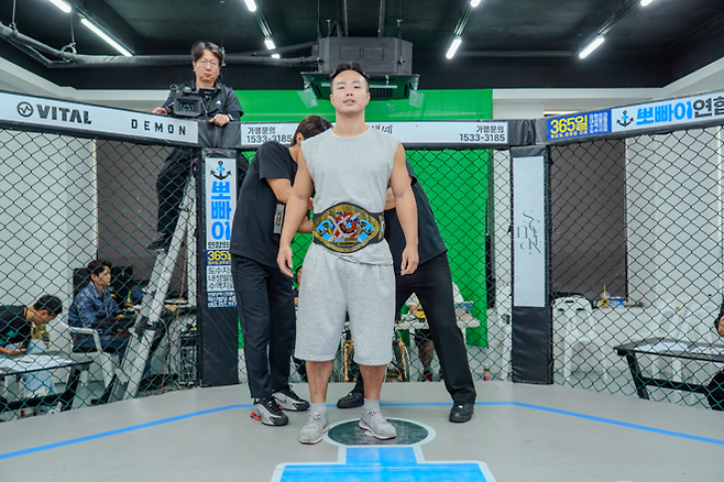 ‘수원 들소’ 김영훈이 2026년 6월 ‘뽀빠이연합의원KMMA42대구’에서 KMMA 명예의 전당 헌액 기념 촬영을 하고 있다. 사진=스탠다드앤드프로그레스 스포츠에이전시 제공