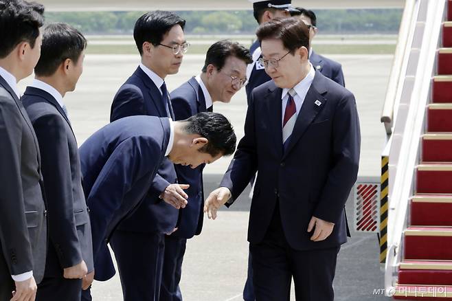 [성남=뉴시스] 최동준 기자 = G7 정상회의 등 유럽 순방 일정을 마친 이재명 대통령이 18일 경기 성남 서울공항에 도착해 정청래 더불어민주당 대표와 인사하고 있다. 2026.06.18. photocdj@newsis.com /사진=최동준