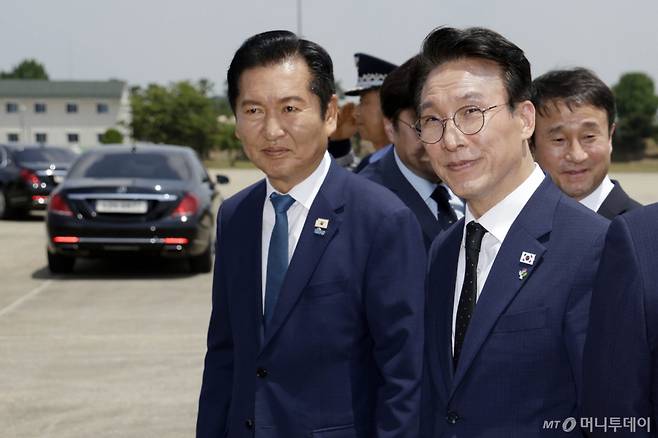 [성남=뉴시스] 최동준 기자 = 김민석 국무총리와 정청래 더불어민주당 대표가 18일 경기 성남 서울공항에서 G7 정상회의 등 유럽 순방을 마치고 귀국한 이재명 대통령의 차량 출발을 기다리고 있다. 2026.06.18. photocdj@newsis.com /사진=최동준
