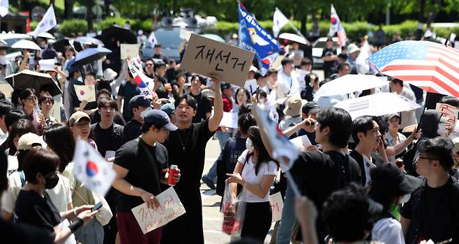 제9회 전국동시지방선거 투표용지 부족 사태에 항의하며 개표소 봉쇄 시위를 이어가는 시민들이 지난 6일 서울 송파구 올림픽공원 핸드볼경기장에 설치된 개표소 앞에서 재선거를 요구하고 있다. /사진=뉴시스