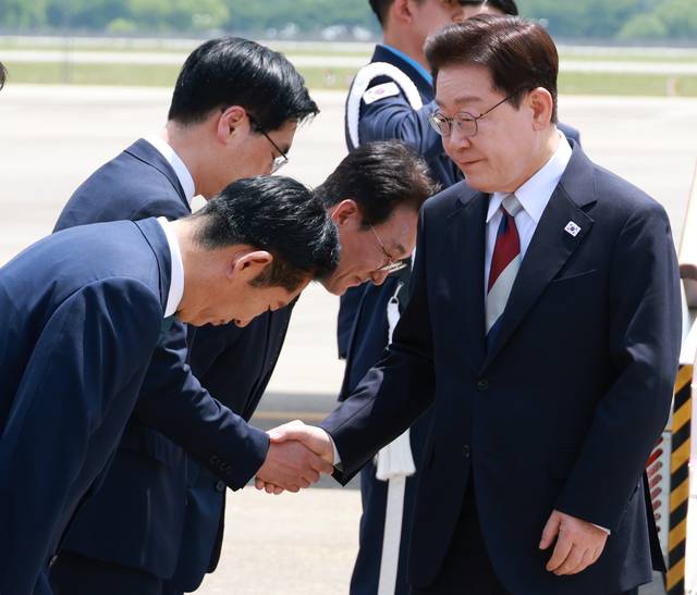 G7 정상회의와 유럽 순방을 마치고 귀국한 이재명 대통령이 18일 성남 서울공항에서 환영나온 정청래 더불어민주당 대표와 인사하고 있다. 연합뉴스