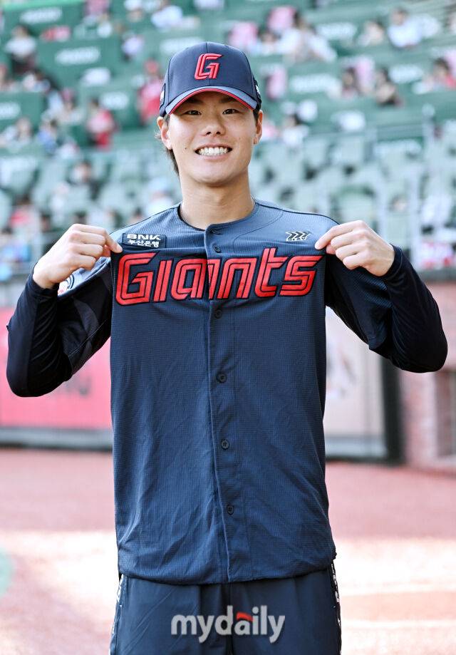 18일 오후 인천 SSG랜더스필드에서 진행된 '2026 프로야구 KBO리그' SSG랜더스와 롯데자이언츠의 경기. 롯데의 새 아시아쿼터 외국인 투수 이이무라 쇼타가 경기전 인터뷰를 갖고 포즈를 취하고 있다./송일섭 기자