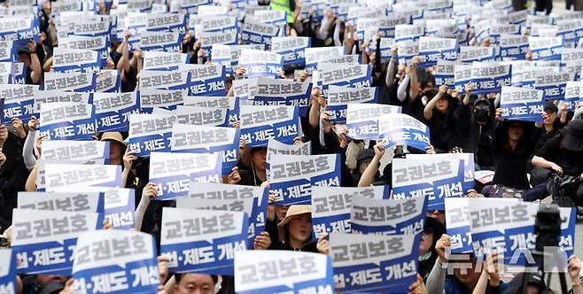 [서울=뉴시스] 추상철 기자 = 전교조, 교총, 교사노조 등 교원 3단체가  지난해 6월 14일 오후 서울 종로구 정부서울청사 인근에서 학생 가족 민원에 시달리다 숨진 제주 중학교 교사 추모 및 교권 보호 대책 요구 집회를 하고 있다. 2025.06.14. scchoo@newsis.com