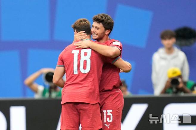 [휴스턴=AP/뉴시스] 2026 국제축구연맹(FIFA) 북중미 월드컵 조별리그 K조 1차전 콩고민주공화국과 경기에서 선제골을 넣은 포르투갈의 주앙 네베스(오른쪽). 2026.06.17.