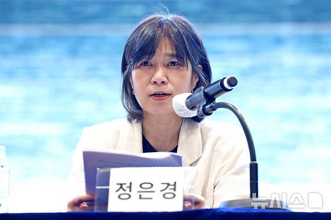 [서울=뉴시스] 박진희 기자 = 정은경(중앙대 교수) '2026 탄생 100주년 문학인 기념문학제' 기획위원장이 18일 서울 종로구 교보빌딩 대산홀에서 '2026 탄생 100주년 문학인 기념문학제' 기념식 참석하여 총론을 발표하고 있다. 2026.06.18. pak7130@newsis.com