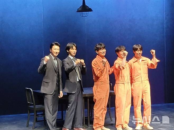 [서울=뉴시스]최희정 기자=18일 서울 종로구 예스24스테이지에서 장진 감독 겸 연출의 신작 '댄포스가 옳았다' 프레스콜이 열렸다. (왼쪽부터) 배우 박건형, 강승호, 고상호, 김한결, 이현우. 2026.06.18. dazzling@newsis.com