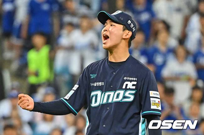 [OSEN=대구, 이석우 기자] 3일 대구삼성라이온즈파크에서 2026 신한 SOL KBO 리그 삼성 라이온즈와 NC 다이노스의 경기가 열렸다. 홈팀 삼성은 최원태가, 방문팀 NC는 김태경이 선발 출전했다. NC 다이노스 신영우가 8회말 2사 삼성 라이온즈 디아즈를 삼진으로 잡고 환호하고 있다. 2026.06.03 / foto0307@osen.co.kr