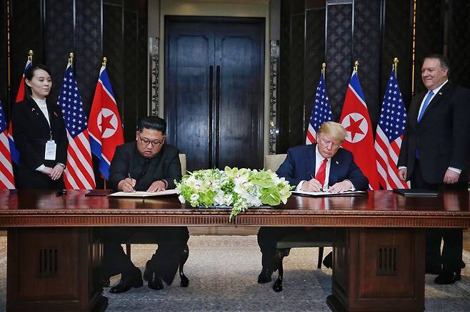 지난 2018년 6월 싱가포르에서 첫 북·미 정상회담을 가진 김정은 북한 국무위원장(왼쪽 두 번째)과 도널드 트럼프 미국 대통령(〃 세 번째)이 합의문에 서명하고 있다. 세계일보 자료사진