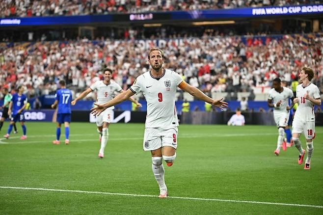 TOPSHOT - England's forward #09 Harry Kane celebrates after scoring his team's second goal during the 2026 World Cup Group L football match between England and Croatia at the Dallas Stadium in Arlington on June 17, 2026. (Photo by Paul ELLIS / AFP)/2026-06-18 07:30:49/ <저작권자 ⓒ 1980-2026 ㈜연합뉴스. 무단 전재 재배포 금지, AI 학습 및 활용 금지>