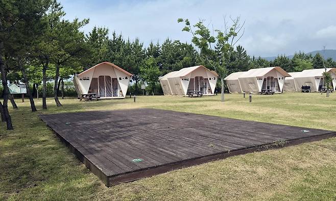 전북 고창군이 19일 정식 개장과 함께 직영하는 심원면 고창갯벌 글램핑·오토캠핑장 모습. 고창군 제공
