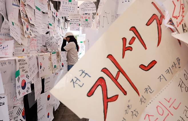 제9회 전국동시지방선거 투표용지 부족 사태를 규탄하는 개표소 봉쇄 시위가 계속된 18일 서울 송파구 올림픽공원 핸드볼경기장 티켓 부스에 재선거를 요구하는 메시지가 붙어 있다. 뉴스1