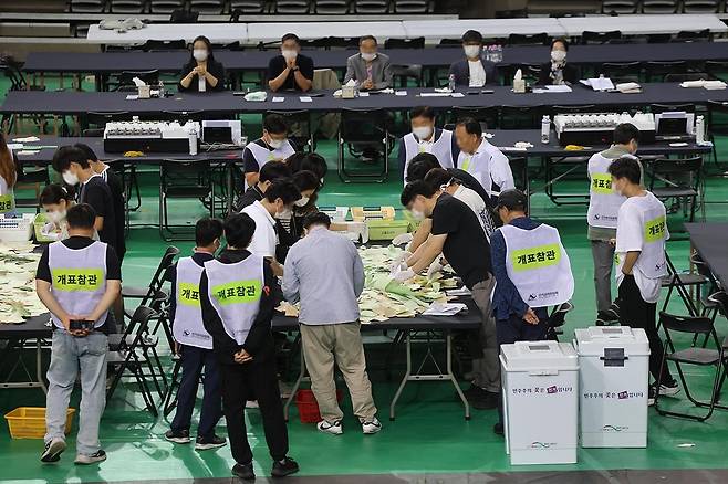 지난 5일 서울 송파구 잠실7동 제2투표소에서 이송된 투표함이 개표소인 올림픽공원 핸드볼경기장에 도착해 참관인이 지켜보는 가운데 개표가 시작되고 있다. 연합뉴스