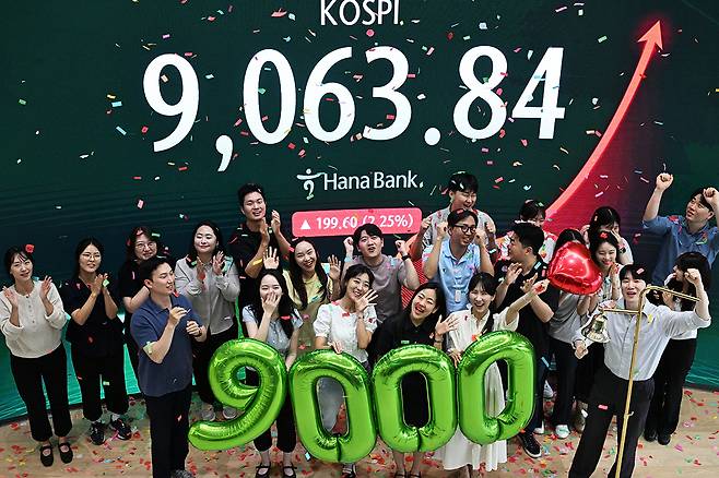 9000돌파 새지평 코스피가 사상 처음 ‘9000피’를 달성한 18일 서울 중구 하나은행 본점 하나인피니티서울에서 직원들이 코스피 9000 돌파 기념 타종 세리머니를 하고 있다. 이날 코스피는 전 거래일 대비 199.60포인트(2.25%) 오른 9063.84로 마감했다. 뉴스1